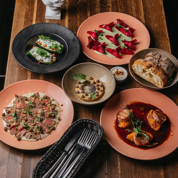 Zestaw potraw w atrakcyjnej aranżacji